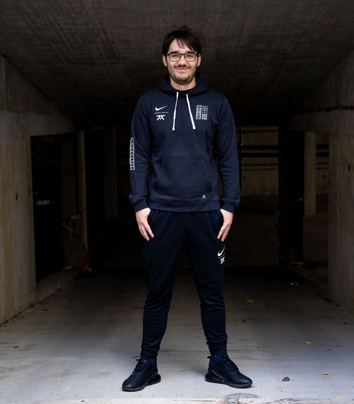 Hylissang signs with Fnatic